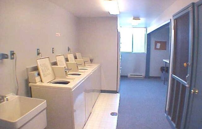 2 beds, 1 bath, 710 sqft, $1,100, Unit HH220