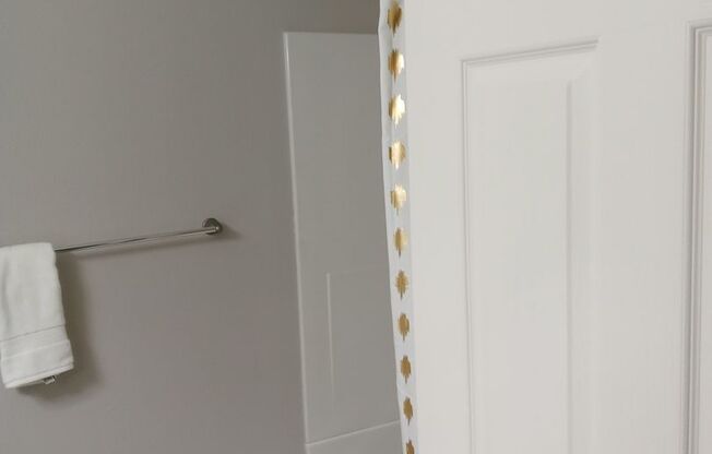 2 beds, 1 bath, 870 sqft, $1,650, Unit 223-26