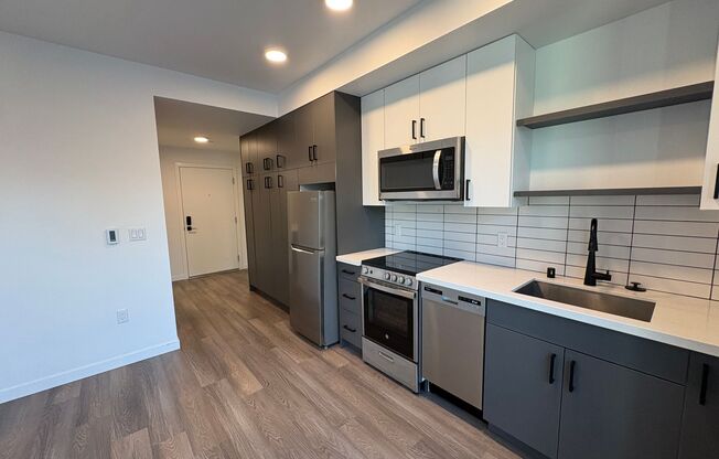 Studio, 1 bath, 298 sqft, $1,575, Unit 602