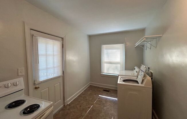 1 bed, 1 bath, 688 sqft, $1,295, Unit B