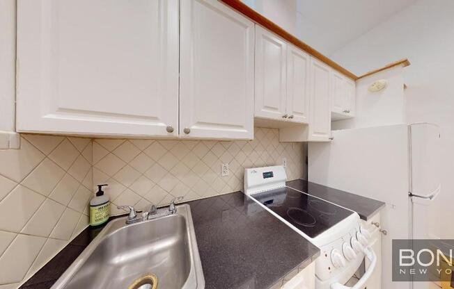 1 bed, 1 bath, $3,000, Unit 1RS