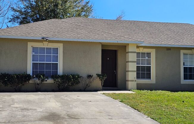 NICE!  3 BEDROOM / 2 BATH - HALF DUPLEX (DELTONA)