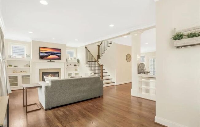 Spacious 3bd/2.5ba Home w/ Fenced Backyard in Great Location!
