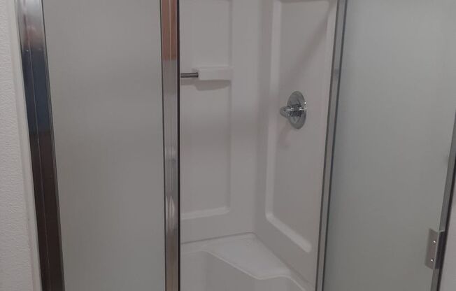 3 beds, 2 baths, 1,076 sqft, $2,250, Unit 2002