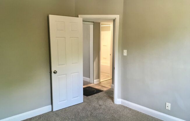 2 beds, 1 bath, $1,095, Unit Unit B