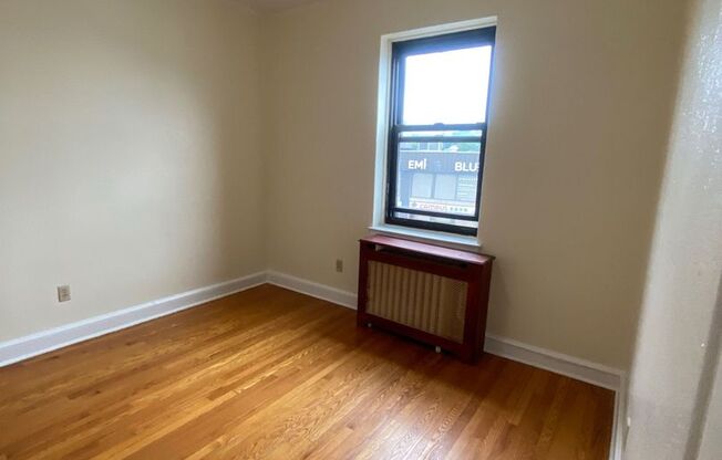 2 beds, 1 bath, $2,300, Unit B42