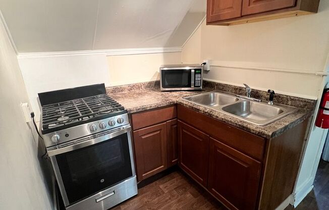 1 bed, 1 bath, 550 sqft, $650, Unit Unit 4