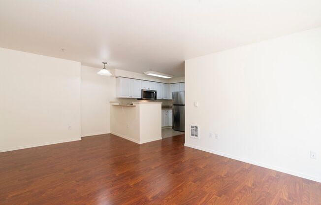 2 beds, 1 bath, 824 sqft, $2,595, Unit #207