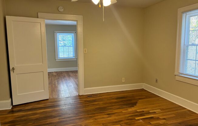 Cute 1BR/1BA Duplex Near UNCG!