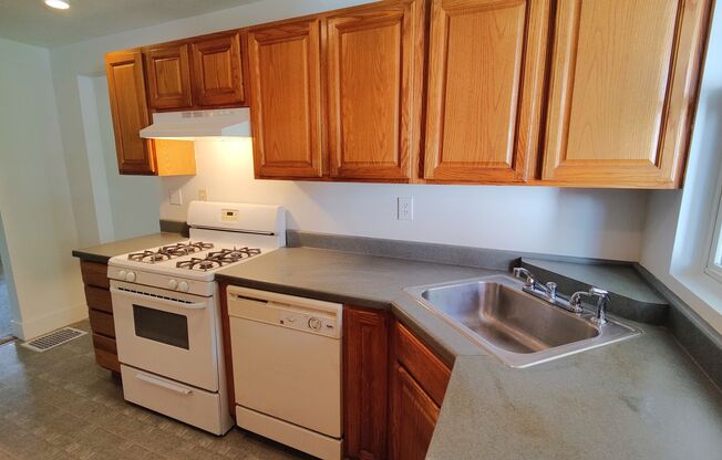 3 beds, 1 bath, $1,295