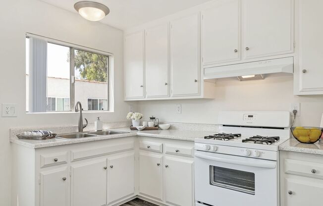 2 beds, 1 bath, 935 sqft, $2,600, Unit 30