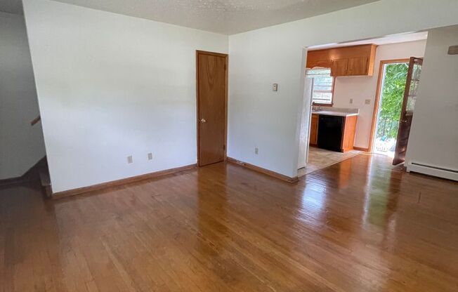 2 beds, 1 bath, 903 sqft, $1,240, Unit C-4