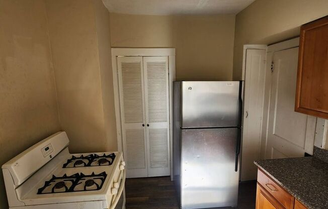 2 beds, 1 bath, 1,059 sqft, $800, Unit 491 E 114 ST - Unit 2