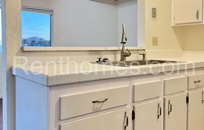 2 beds, 1 bath, $2,895