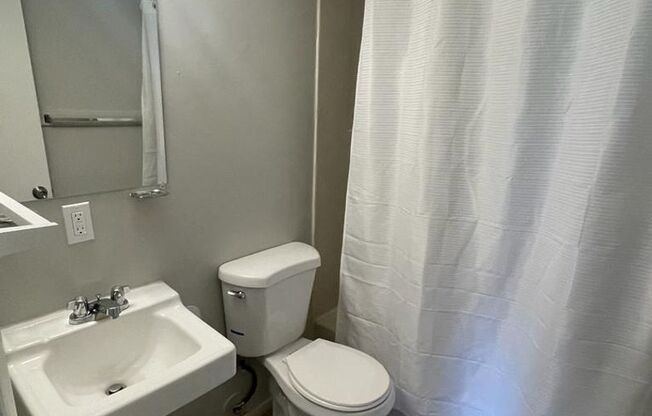 Studio, 1 bath, 700 sqft, $850, Unit A4