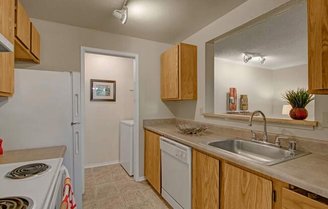 Ridge and Shores Kitchen Apartments in Federal Way, WA