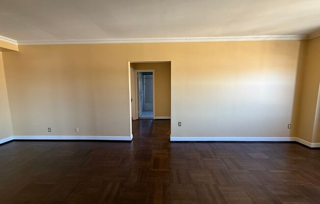 3 beds, 2 baths, 1,952 sqft, $3,200, Unit Royal York 916