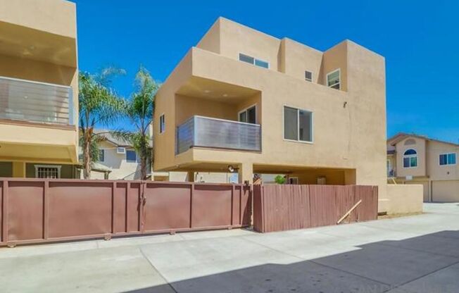 2 Bed, 1.5 Bath Stunning, Gated Tri-Level Townhouse!