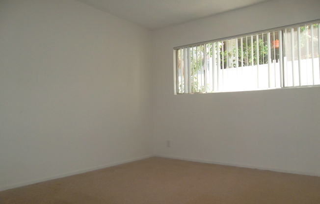 2 beds, 1 bath, $3,195