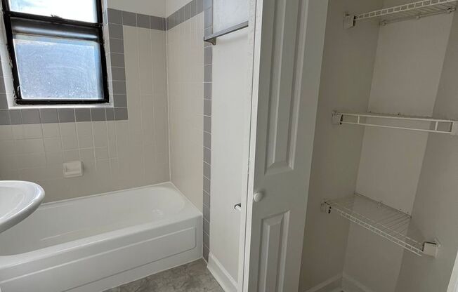 2 beds, 1 bath, 900 sqft, $1,195, Unit WL 306