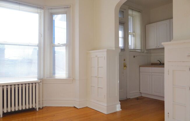 Spacious 1BD/1BATH in Moorlands Neighborhood