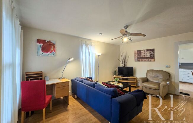 Furnished Top-Floor Duplex in Bremerton | Clawfoot Tub + Shared Laundry