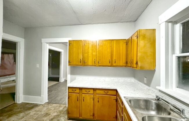 3 beds, 1 bath, $895