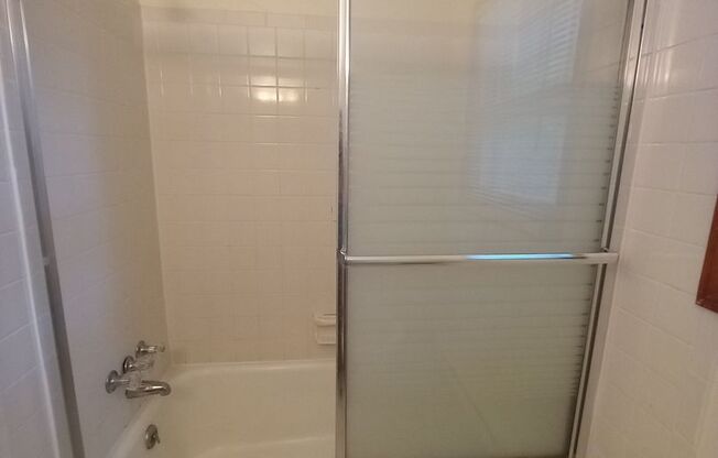 2 beds, 1 bath, 903 sqft, $1,140, Unit P-2