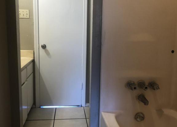 2 beds, 2 baths, 970 sqft, $850