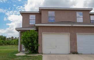 Townhouse in Woodlake Golf Vista!