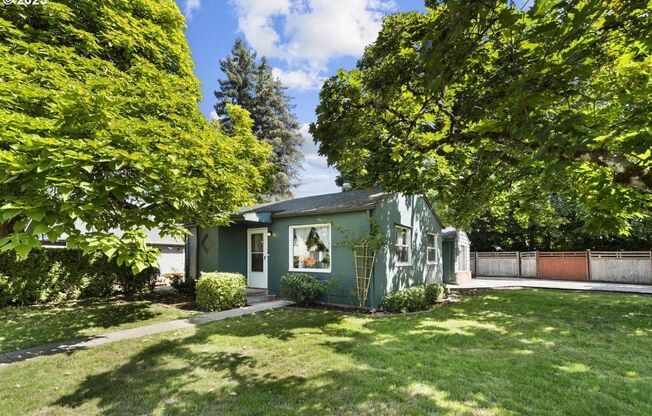 3Bd/1Ba Mid Century Home In Canby~ A/C, 2 Additional Storage, and Spacious Yard!!!
