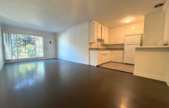 Spacious 1 Bedroom in West Hollywood!