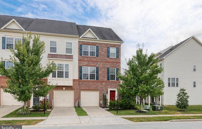 Welcome to 513 Bluffton Drive, a 3bd 2/2bth townhome in the highly sought after Tanyard Springs community.