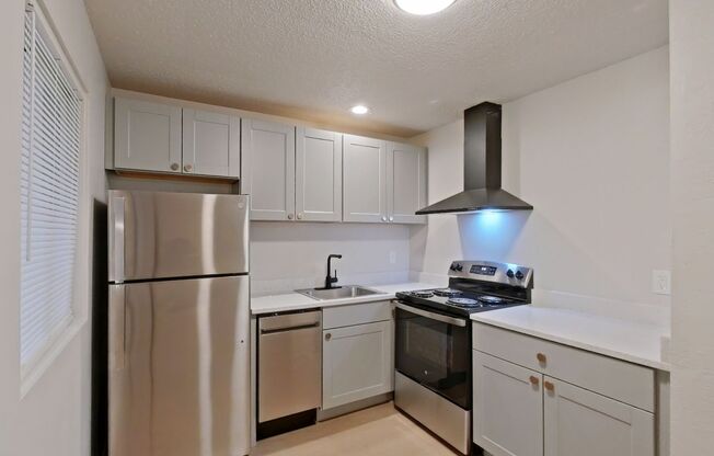 2 beds, 1 bath, 647 sqft, $1,660, Unit 28B