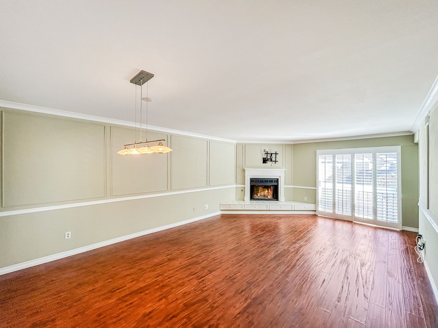 Beautiful 2BD/2.5BA Townhome W/ A/C and Attached Garage in Bay Ho!