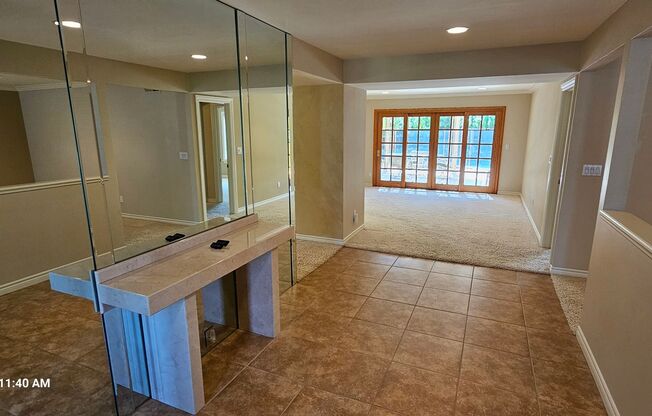 UNIVERSITY CITY / SAN DIEGO - Nice 5 Bedroom / 3 Bath House with POOL.  AVAILABLE NOW!