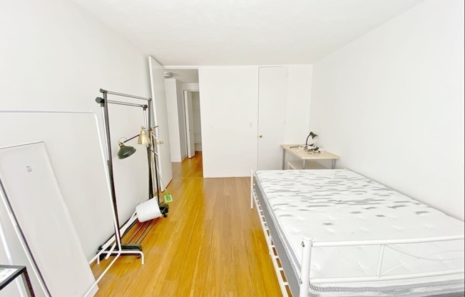 3 beds, 1 bath, 868 sqft, $4,359, Unit 207
