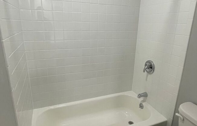 1 bed, 1.5 baths, 1,100 sqft, $1,055, Unit 18