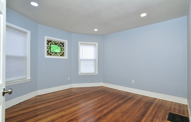 3 beds, 1 bath, 1,175 sqft, $3,100, Unit 2