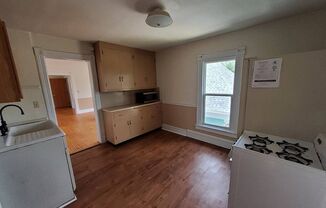 2 beds, 1 bath, 1,100 sqft, $900, Unit Upper