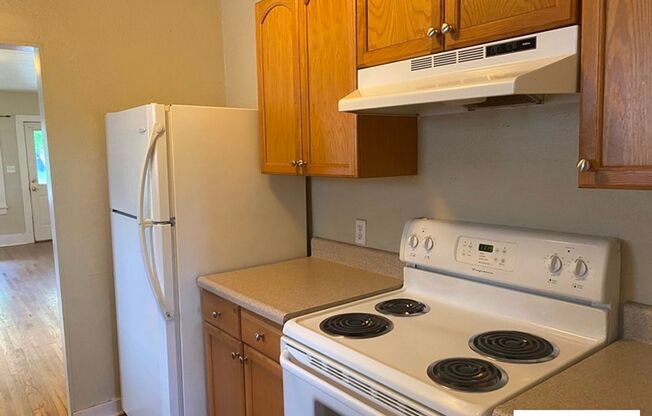 2 beds, 1 bath, $1,800, Unit 906 Mathews St