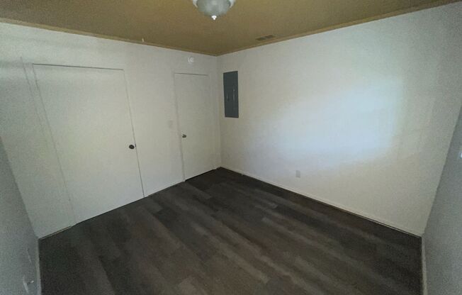 2 beds, 1 bath, $950, Unit Apt A