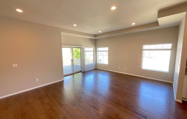 3 beds, 2.5 baths, $2,550