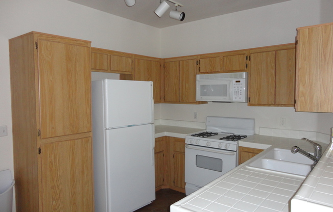 3 beds, 2 baths, $1,800, Unit # 4211