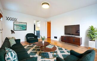 Adorable 2 Bedroom / 2 Bath Home in Aksarben with Washer/Dryer and Fenced Backyard!