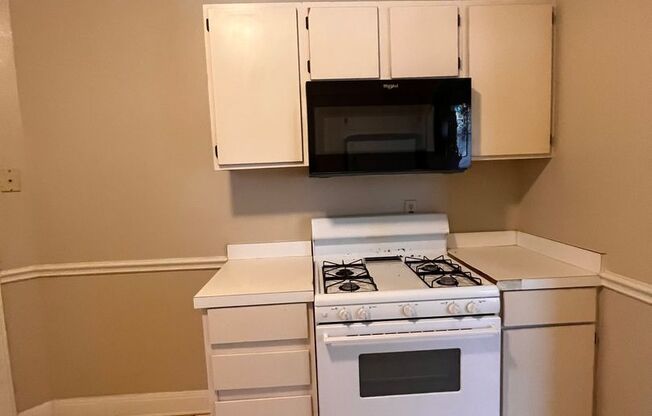 2 beds, 1 bath, $1,595