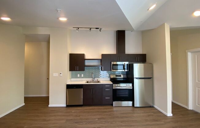 2 beds, 2 baths, 900 sqft, $2,950, Unit 5502-A