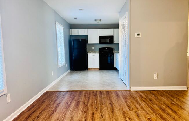 2 beds, 1 bath, $1,300, Unit Apt 3