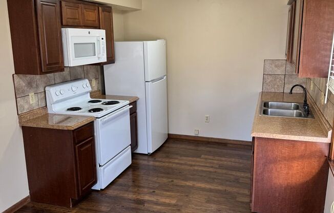 2 beds, 1 bath, 875 sqft, $845, Unit Unit B