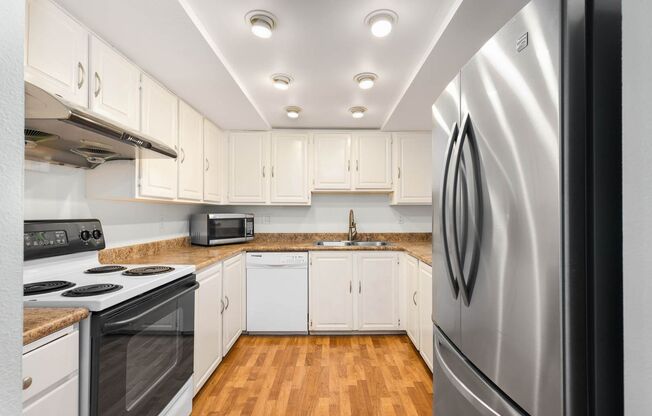 Limited Time Offer $2,500 rental rate! Spacious 2Bd/2Bath Condo located in The Ridge Community in Bellevue